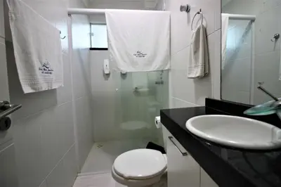 Uma casa de banho em Bombinhas Summer Beach - Cond Apart Privados