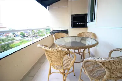 Uma televisão e/ou sistema de entretenimento em Bombinhas Summer Beach - Cond Apart Privados