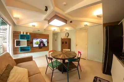Uma televisão e/ou sistema de entretenimento em Bombinhas Summer Beach - Cond Apart Privados