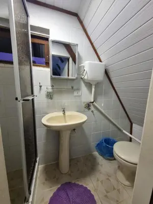 Uma casa de banho em Apartamento estilo chalé - Enxaimel