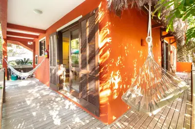 O edifício onde a casa de hóspedes está situado
