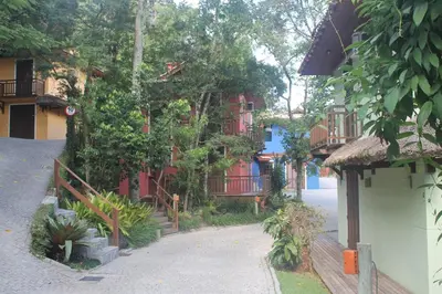 Um jardim no exterior de Dubai Bungalows Bombinhas