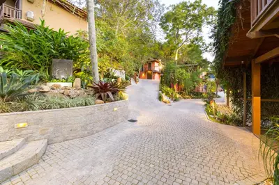 Um jardim no exterior de Dubai Bungalows Bombinhas