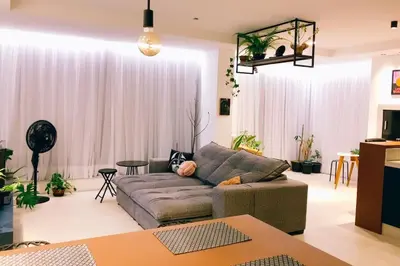 Uma área de estar em Luxuoso apartamento com vista mar em Itapema SC
