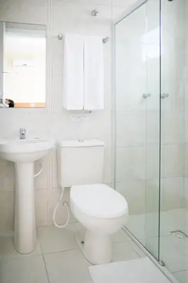 Uma casa de banho em Bombinhas Praia Apart Hotel - Unidade rua Corrupião