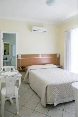 Uma cama ou camas num quarto em Bombinhas Praia Apart Hotel - Unidade rua Corrupião