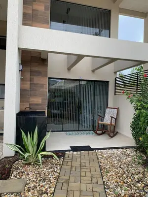 Um jardim no exterior de Lindo Apartamento no Mariscal, Bombinhas, com estacionamento e quintal, a 290 metros da praia do Canto Grande!!!