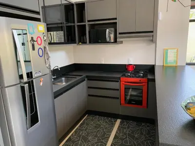 A cozinha ou kitchenette de Lindo Apartamento no Mariscal, Bombinhas, com estacionamento e quintal, a 290 metros da praia do Canto Grande!!!