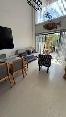 Uma televisão e/ou sistema de entretenimento em Lindo Apartamento no Mariscal, Bombinhas, com estacionamento e quintal, a 290 metros da praia do Canto Grande!!!