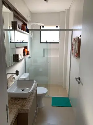 Uma casa de banho em Lindo Apartamento no Mariscal, Bombinhas, com estacionamento e quintal, a 290 metros da praia do Canto Grande!!!