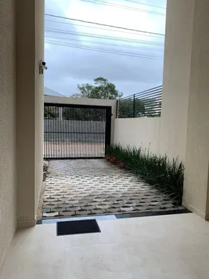 Uma varanda ou terraço em Lindo Apartamento no Mariscal, Bombinhas, com estacionamento e quintal, a 290 metros da praia do Canto Grande!!!