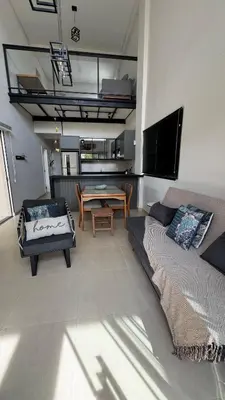 Uma televisão e/ou sistema de entretenimento em Lindo Apartamento no Mariscal, Bombinhas, com estacionamento e quintal, a 290 metros da praia do Canto Grande!!!