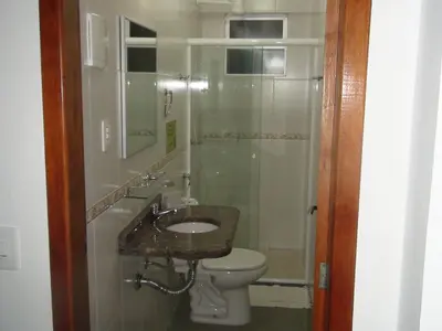 Uma casa de banho em PRAIA DE 4 ILHAS Apartamento 2 Quartos a 50M da Praia