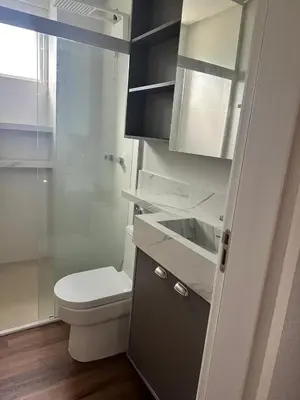 Uma casa de banho em Apartamento com 2 quartos luxuoso e confortável em Itapema