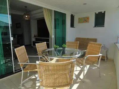 Uma área de estar em Apartamento Encantador, com piscina no Condomínio