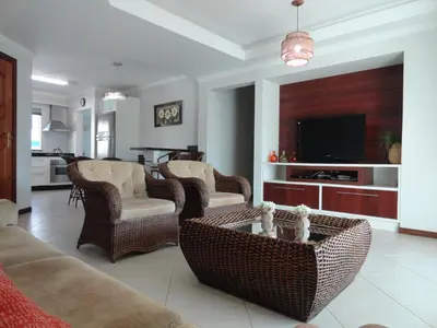 Uma área de estar em Apartamento Encantador, com piscina no Condomínio
