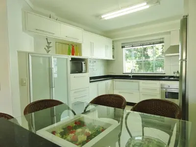 A cozinha ou kitchenette de Apartamento Encantador, com piscina no Condomínio