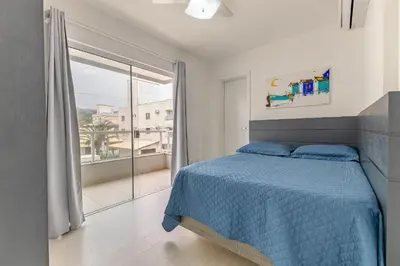 Uma cama ou camas num quarto em Excelente Apartamento a 240m da Praia de Bombas