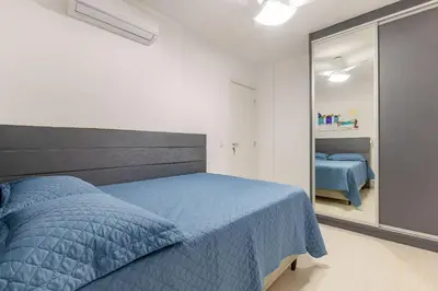 Uma cama ou camas num quarto em Excelente Apartamento a 240m da Praia de Bombas
