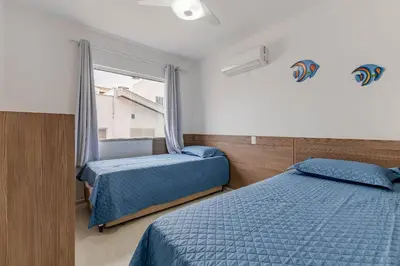 Uma cama ou camas num quarto em Excelente Apartamento a 240m da Praia de Bombas