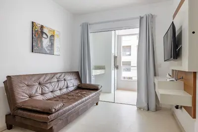 Uma área de estar em Excelente Apartamento a 240m da Praia de Bombas