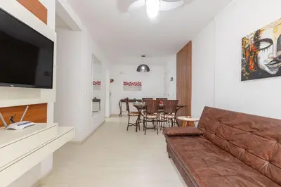 Uma área de estar em Excelente Apartamento a 240m da Praia de Bombas