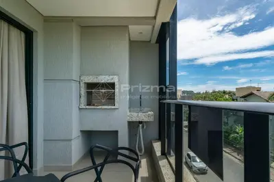 Uma varanda ou terraço em Lindo Apartamento na Praia de Mariscal com ótima localização.