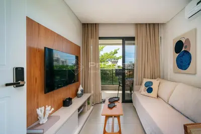 Uma televisão e/ou sistema de entretenimento em Lindo Apartamento na Praia de Mariscal com ótima localização.