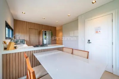 A cozinha ou kitchenette de Lindo Apartamento na Praia de Mariscal com ótima localização.