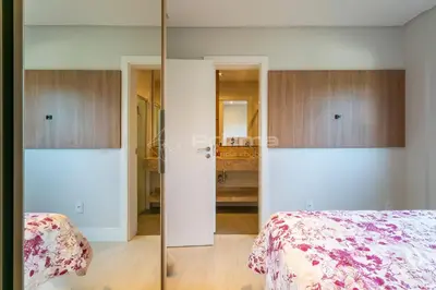 Uma cama ou camas num quarto em Lindo Apartamento na Praia de Mariscal com ótima localização.
