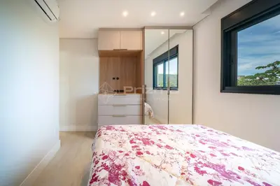 Uma cama ou camas num quarto em Lindo Apartamento na Praia de Mariscal com ótima localização.