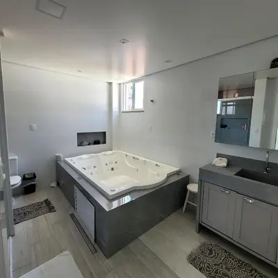 Uma casa de banho em Flat Rota do Sol Bombinhas Centro 100 metros da praia - sem cozinha