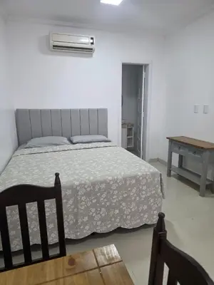 Uma cama ou camas num quarto em Flat Rota do Sol Bombinhas Centro 100 metros da praia - sem cozinha