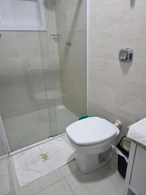 Uma casa de banho em Flat Rota do Sol Bombinhas Centro 100 metros da praia - sem cozinha