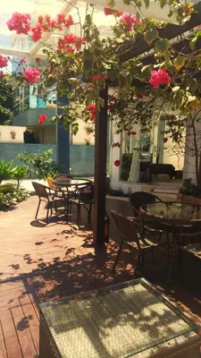 Um jardim no exterior de Pousada Oásis de Mariscal