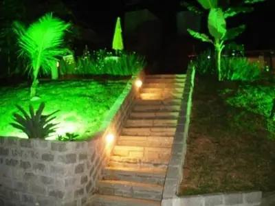 Um jardim no exterior de Pousada Guaruja