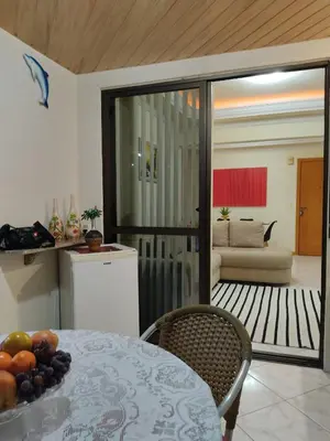 Uma área de estar em LINDO AP NA RUA 252, NO CORAÇÃO DE MEIA PRAIA