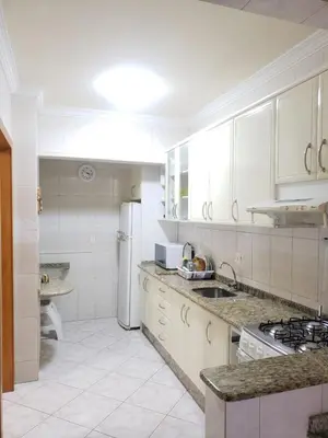 A cozinha ou kitchenette de LINDO AP NA RUA 252, NO CORAÇÃO DE MEIA PRAIA