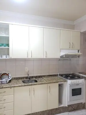 A cozinha ou kitchenette de LINDO AP NA RUA 252, NO CORAÇÃO DE MEIA PRAIA