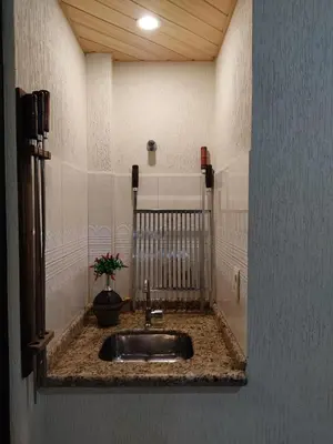 Uma casa de banho em LINDO AP NA RUA 252, NO CORAÇÃO DE MEIA PRAIA