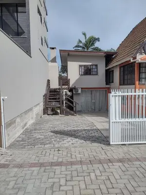 O edifício onde o apartamento está situado