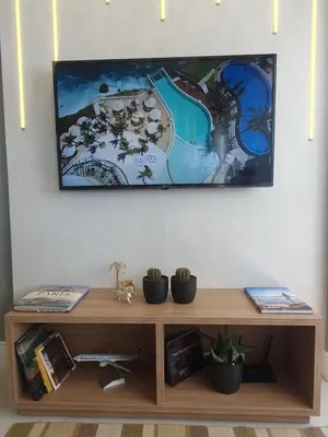 Uma televisão e/ou sistema de entretenimento em Lindo apto tudo novinho, prédio frente mar