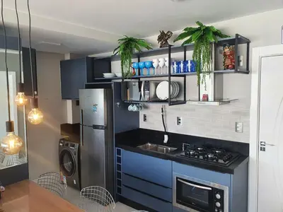 A cozinha ou kitchenette de Lindo apto tudo novinho, prédio frente mar