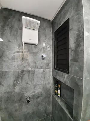 Uma casa de banho em Lindo apto tudo novinho, prédio frente mar