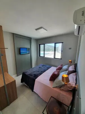 Uma cama ou camas num quarto em Lindo apto tudo novinho, prédio frente mar