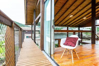 Uma varanda ou terraço em Duplex 3Q Churrasq. e Garagem prox a praia EMB686