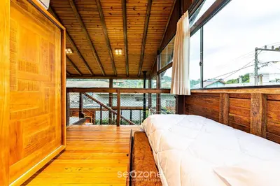 Uma cama ou camas num quarto em Duplex 3Q Churrasq. e Garagem prox a praia EMB686