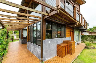 Um jardim no exterior de Duplex 3Q Churrasq. e Garagem prox a praia EMB686