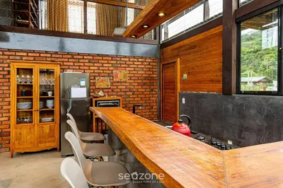 Uma televisão e/ou sistema de entretenimento em Duplex 3Q Churrasq. e Garagem prox a praia EMB686