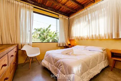Uma cama ou camas num quarto em Duplex 3Q Churrasq. e Garagem prox a praia EMB686